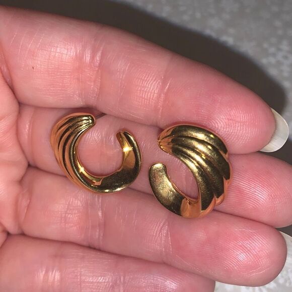 Vintage Crown Trifari Gold Pierced Hoop Earrings - Picture 7 of 16